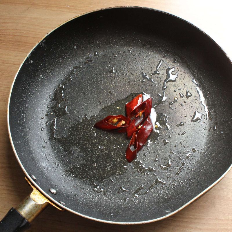 구운 닭다리는 식힘 망에 덜어 두고, 팬을 닦은 후 기름을 한 큰술 두른 팬에 건고추를 6등분 하여 중불에서 10초간 볶아 주세요.
