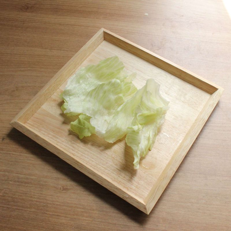 양상추는 쌈으로 먹기 좋게 준비하여 씻은 후 탈탈 털고 완성된 깐풍기와 곁들여 요리를 완성해 주세요.