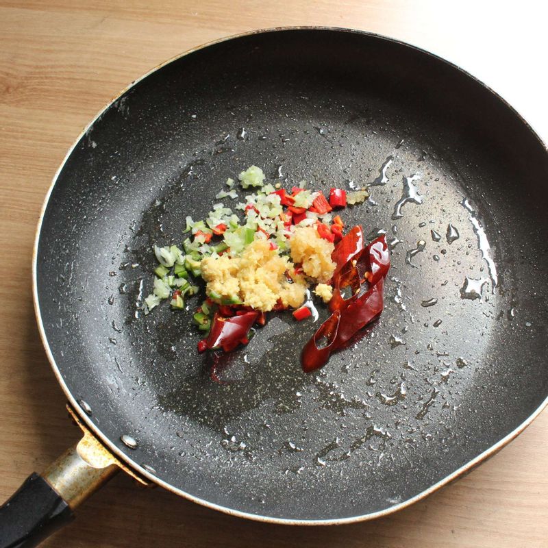 건고추를 볶던 팬에 다진 홍고추, 다진 풋고추, 다진 마늘, 다진 대파, 다진 생강을 넣고 중불에서 1분간 볶아 주세요.
(매운 냄새가 날 수 있답니다. 주의하세요!)