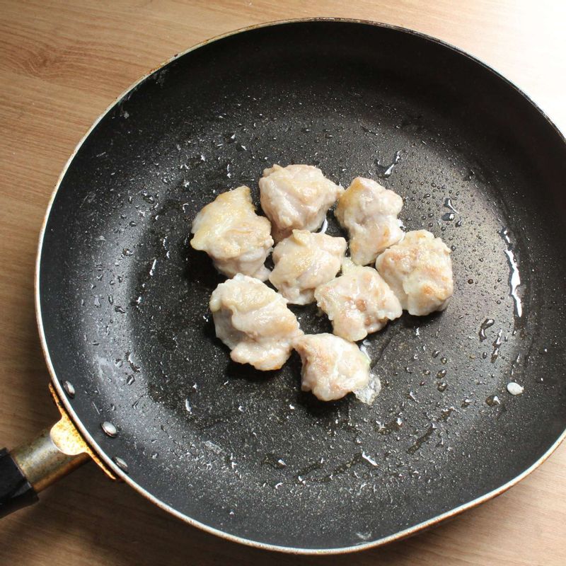 기름을 넉넉히 두른 팬에 버무린 닭다리를 넣고 중불에서 5분간 튀기듯 구워주세요.
(기름이 튈 수 있으니 조심하세요!)