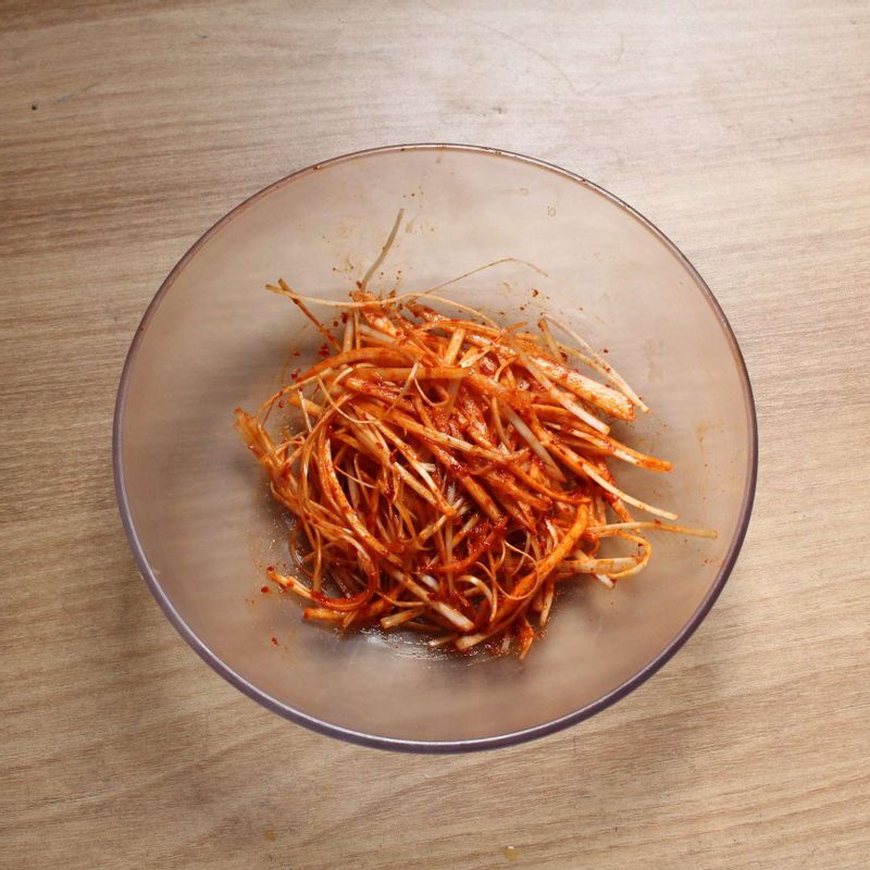 곱게 채 썬 대파와 더덕을 양념장과 버무려 주세요.