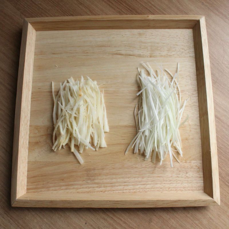 더덕과 대파는 곱게 채 썰어 주세요.
