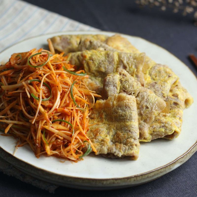 육전과 더덕생채를 곁들여 요리를 완성해 주세요.