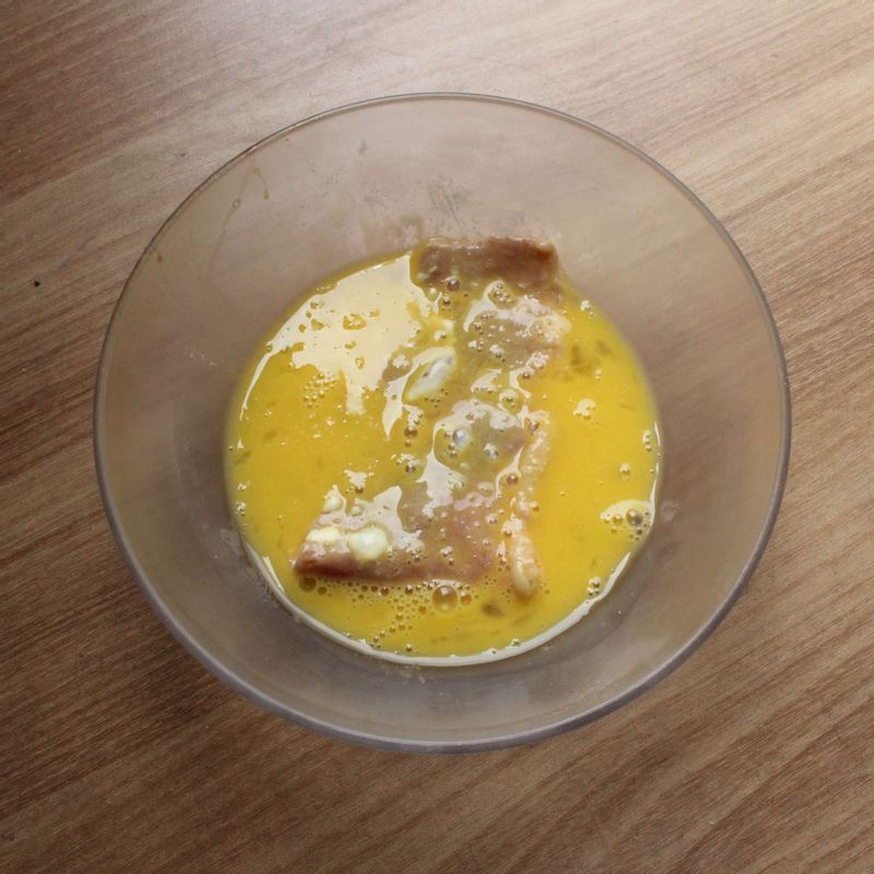 계란을 잘 풀어 밀가루를 묻힌 차돌박이를 기름을 두 큰 술 두른 팬에 양면을 노릇하게 구워주세요. 중불에서 3분 정도 구워주시면 된답니다.