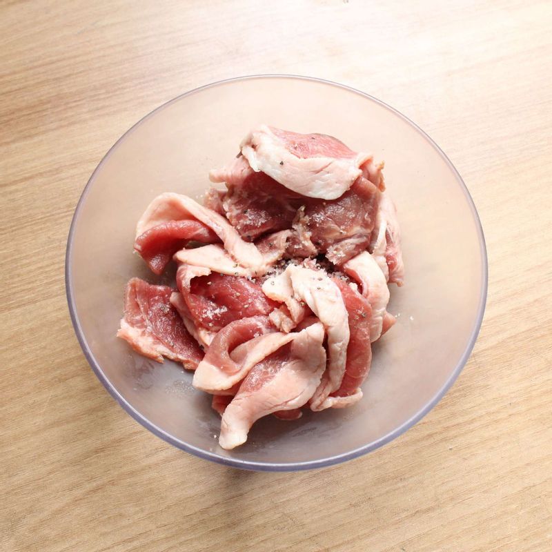 차돌박이에 소금과 후추가루를 뿌려 밑간을 하고 밀가루를 고루 묻혀주세요. (밀가루는 탈탈 털어주세요.)