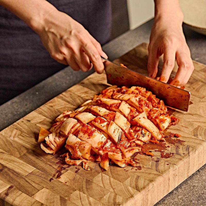 배추김치는 먹기 좋게 한입크기로 썰고, 청양고추는 어슷하게 썰어주세요.