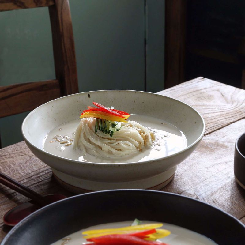 그릇에 삶은 면을 담고 오이, 파프리카(또는 토마토)를 올리고 시원한 콩국물을 부어 주세요.
(기호에 따라 약간의 소금을 곁들여 간을 맞추고, 얼음을 띄워 시원하게 드셔도 좋아요)