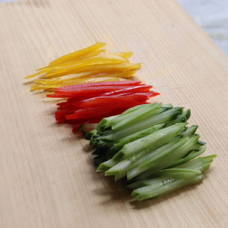 오이와 파프리카는 채를 썰어주세요.