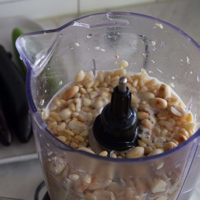 믹서에 콩과 물, 땅콩, 잣을 넣고 곱게 갈아 냉장고에 넣어주세요.
(물 6~7컵을 한 번에 넣지 말고, 조금씩 나누어 넣어주며 갈아주셔야 부드럽게 갈수 있답니다. 기호에 따라 국물을 체에 걸러 부드러운 콩국물을 만드셔도 돼요.)