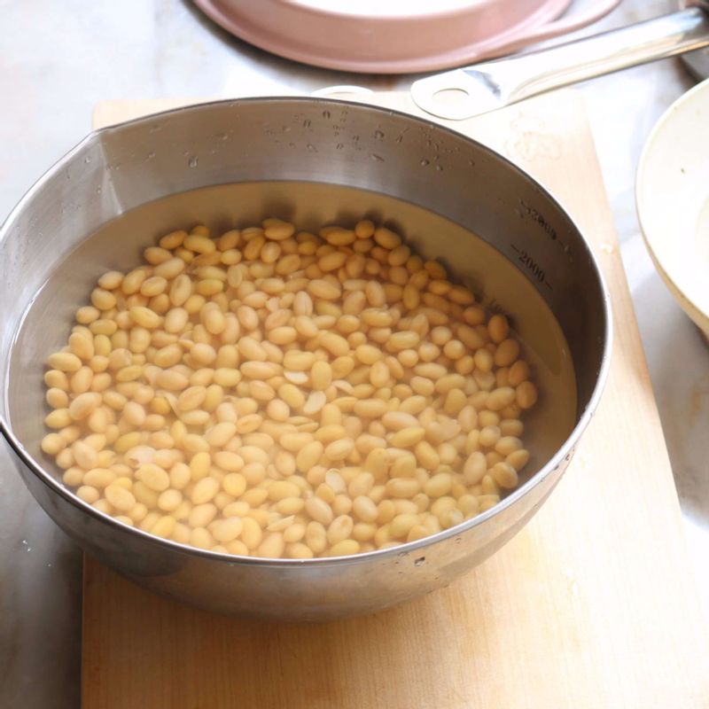콩은 5시간 정도 불린 후 비벼 씻어가며 껍질을 제거해주세요. 냄비에 콩과 물 4컵, 소금을 넣고 13~15분 정도 삶아주세요.