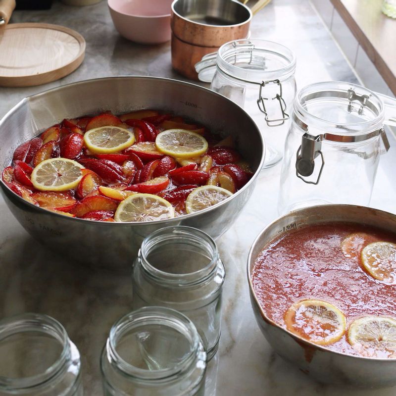 볼에 잘라 놓은 자두와 설탕, 링으로 자른 레몬, 레몬즙을 넣어 섞어주세요.
(위 아래로 설탕이 잘 녹을 수 있도록 섞어 실온에서 반나절 정도 보관해주세요)