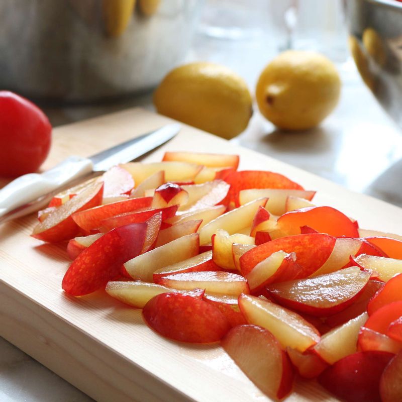 자두는 반으로 갈라 꼭지와 씨를 제거하고 잘라주세요. 레몬 1개는 링으로 자르고, 나머지 2개는 레몬즙을 만들어주세요.
(또는 자두과육을 갈아 굵은 체에 걸러 자두청을 만드셔도 돼요)