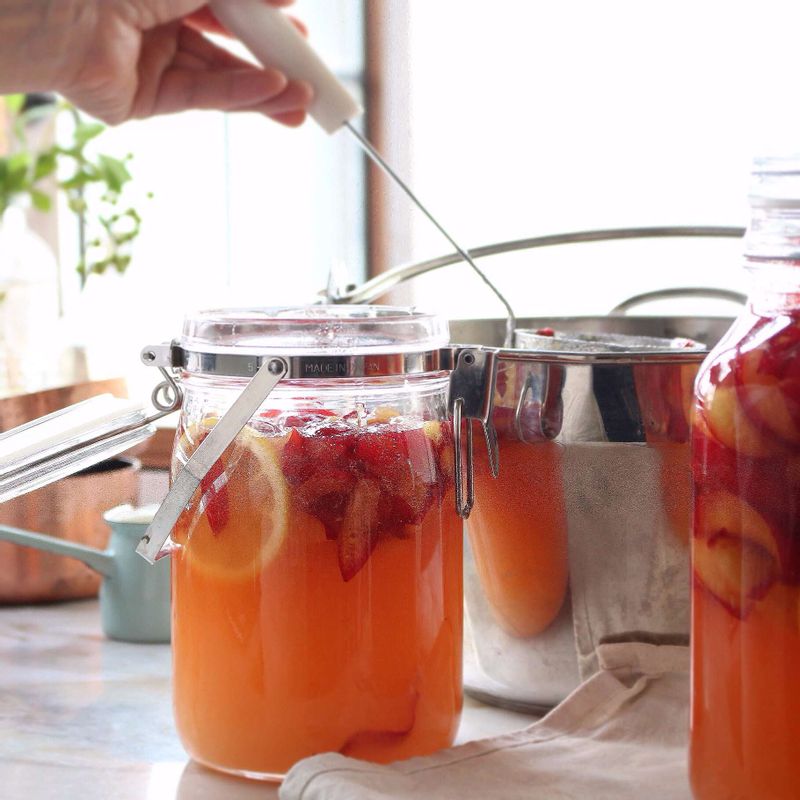 설탕이 녹으면 소독한 용기에 담고 뚜껑을 닫아주세요.
(냉장에서 이틀 정도 숙성시켜주세요.)