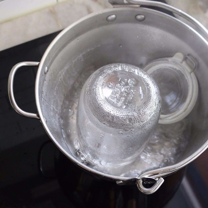 냄비에 찬물을 넣고 유리병을 거꾸로 담아 끓여주세요. 물이 끓기 시작하면 중약불로 줄여 2~3분 더 끓인 후 꺼내어 물기를 제거해주세요.
(병이 뜨거운 상태로 세워 두면 증기가 날아가면서 더 빨리 말릴 수 있어요)