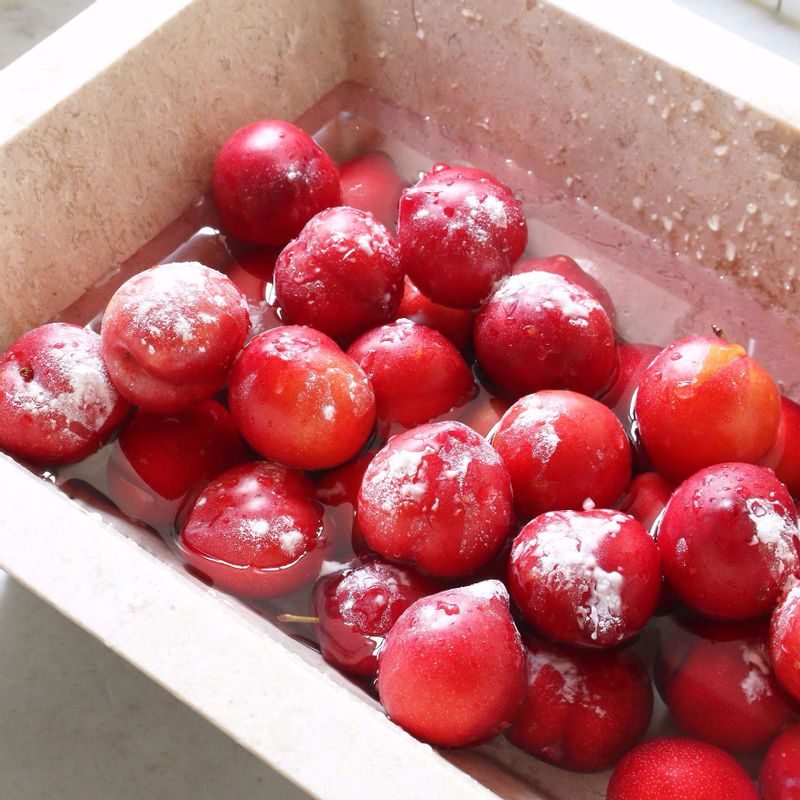 자두와 레몬은 베이킹소다에 비비고, 흐르는 물에 깨끗이 씻은 후 물기를 제거해 주세요.