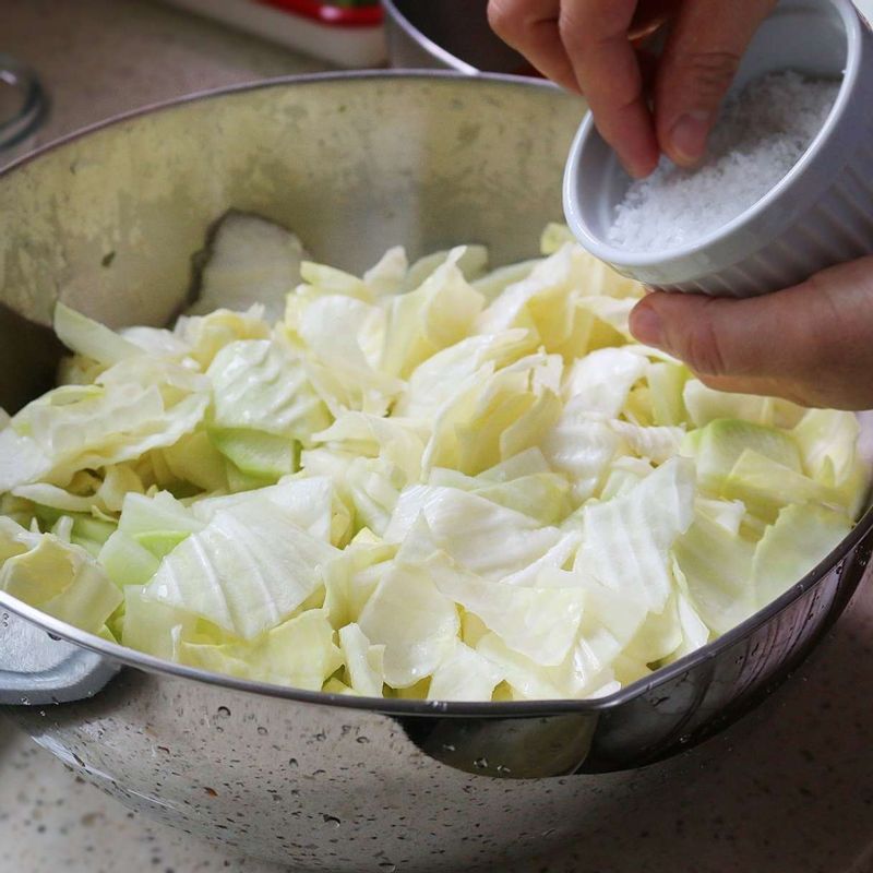 무, 양배추를 볼에 담고 굵은 소금을 뿌려 30분간 절여주세요.