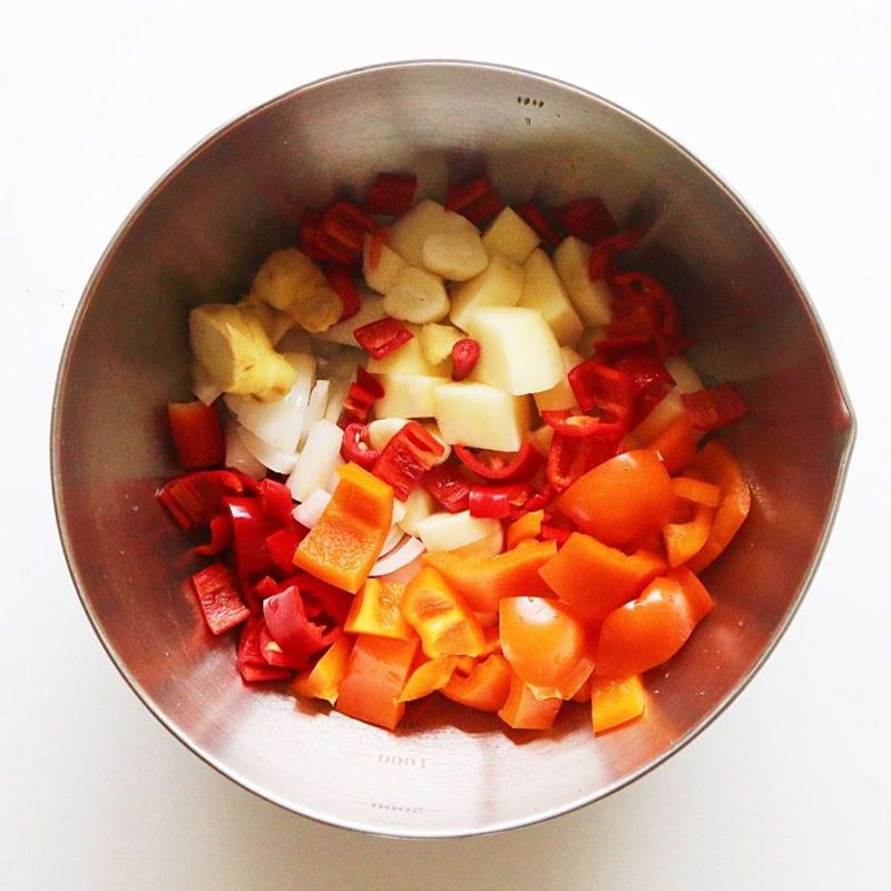 홍고추는 반을 갈라 씨를 빼주세요. 나머지 양념 재료도 적당한 크기로 잘라 함께 믹서에 갈아주세요.