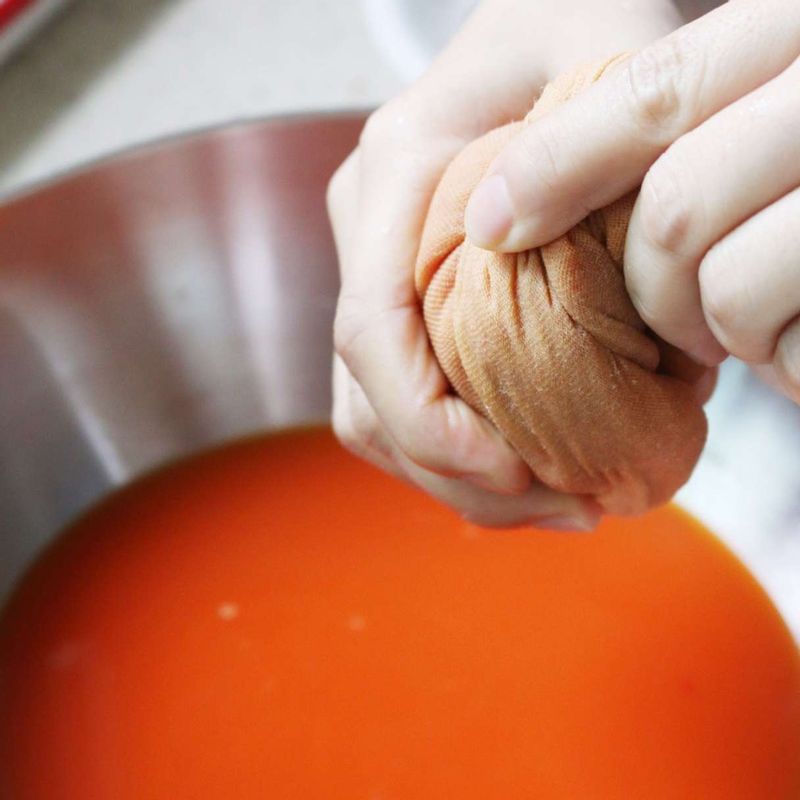 국물 재료를 잘 섞은 후 STEP3를 망에 넣고 즙만 짜서 넣어주세요.