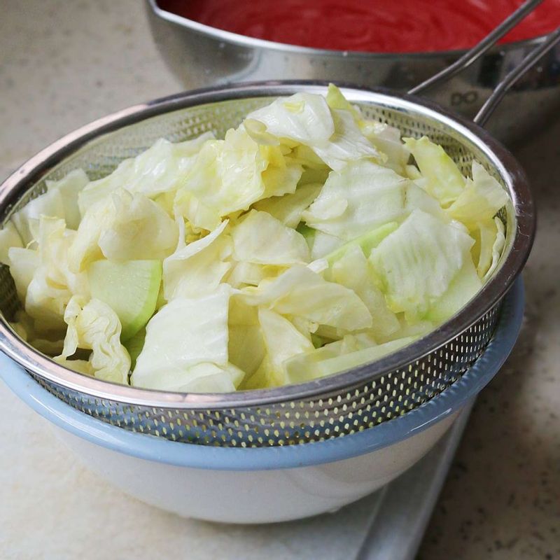 절인 무와 양배추는 체에 밭쳐 물기를 빼주세요.