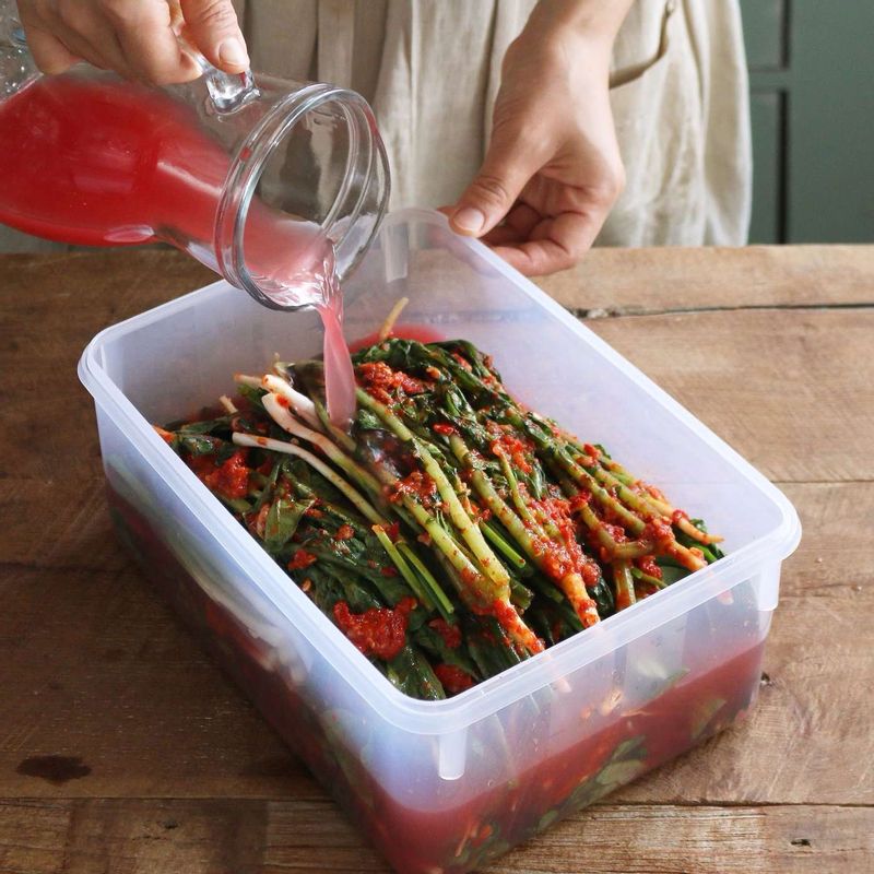 국물양념재료를 잘 섞은 다음 양념에 버무린 열무에 끼얹듯이 부어주세요.