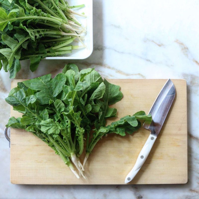 열무는 떡잎을 제거하고, 이파리 맨 끝 부분을 잘라내주세요. 열무 뿌리부분은 표면을 칼로 살살 긁어내어 손질해주세요.
물에 살짝 흔들어 씻은 후 굵은 소금을 뿌려 30분 정도 나른하게 절여지면, 찬물에 살살 흔들어 씻어 채반에 밭쳐 물기를 빼주세요.