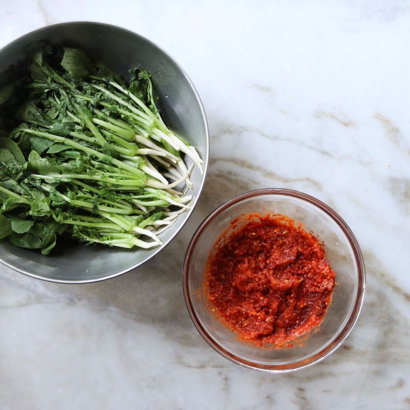 볼에 갈아 둔 재료와 양념재료를 넣어 고루 섞어주세요.