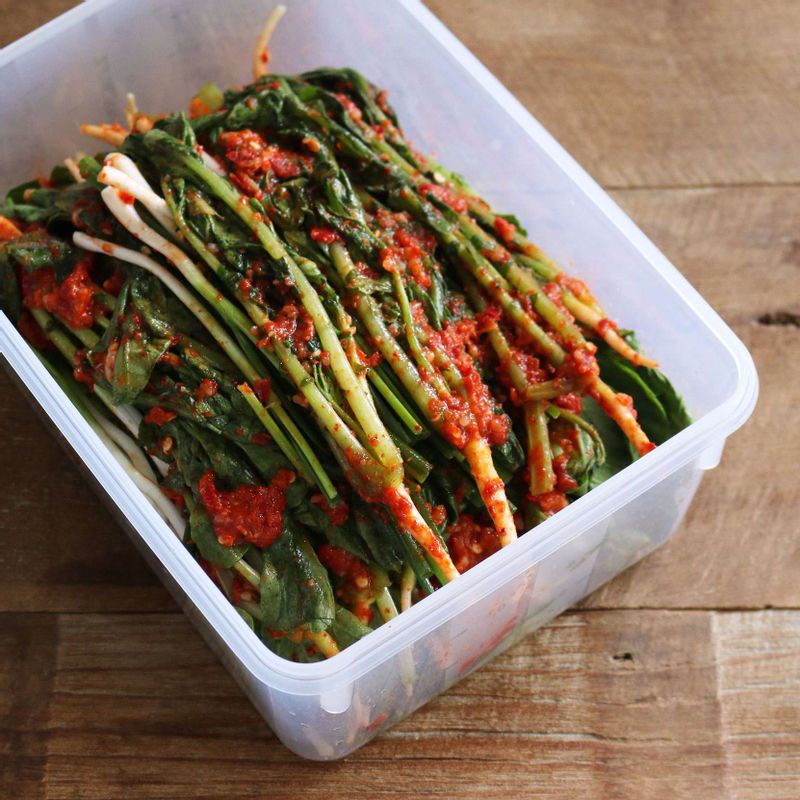 절인 열무에 양념을 바르듯이 살살 버무려주세요. 김치통에 담을 때, 썰어 둔 쪽파를 켜켜이 담아주세요. (또는 마지막에 쪽파를 넣어 살짝만 섞어주세요.)