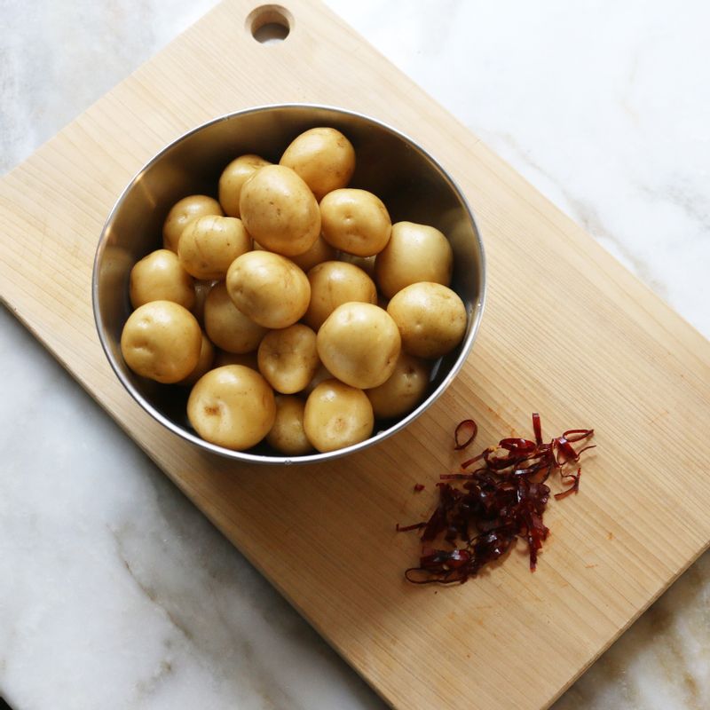 마른 고추는 링으로 썰고, 알감자는 껍질 째 깨끗이 씻어주세요.