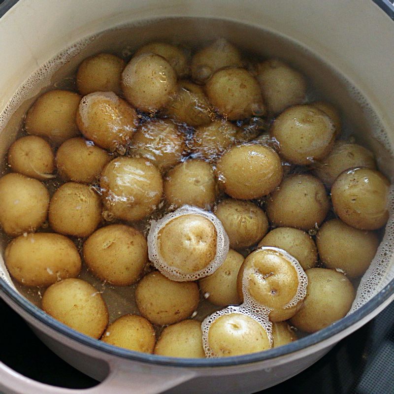 냄비에 알감자를 넣고, 알감자가 잠길 정도로 물을 부어 감자를 10분 정도 삶아주세요.
(알감자의 크기에 따라 익히는 시간을 가감해주세요. 알감자는 나무꼬치가 들어갈 정도로 익혀주세요.)