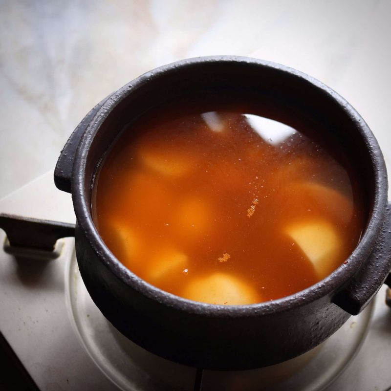 냄비에 다시마 멸치 새우육수와 감자, 양념 재료를 넣어 10분 정도 끓여주세요.
(감자 두께에 따라 조리시간을 가감해주세요.)