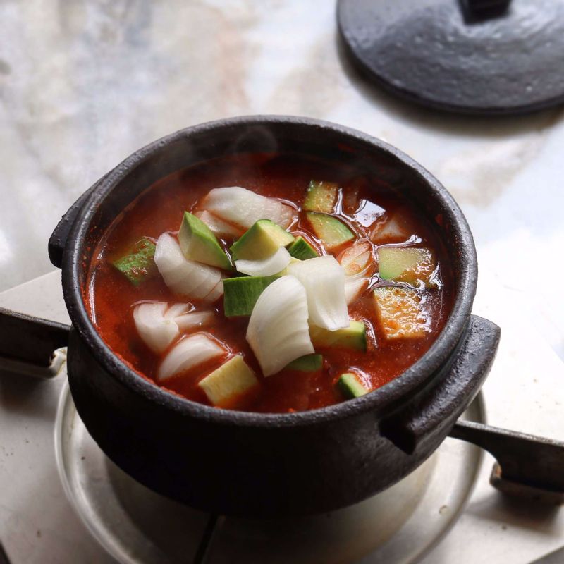 감자가 익으면 양파와 애호박을 넣고 한소끔 끓여주세요.