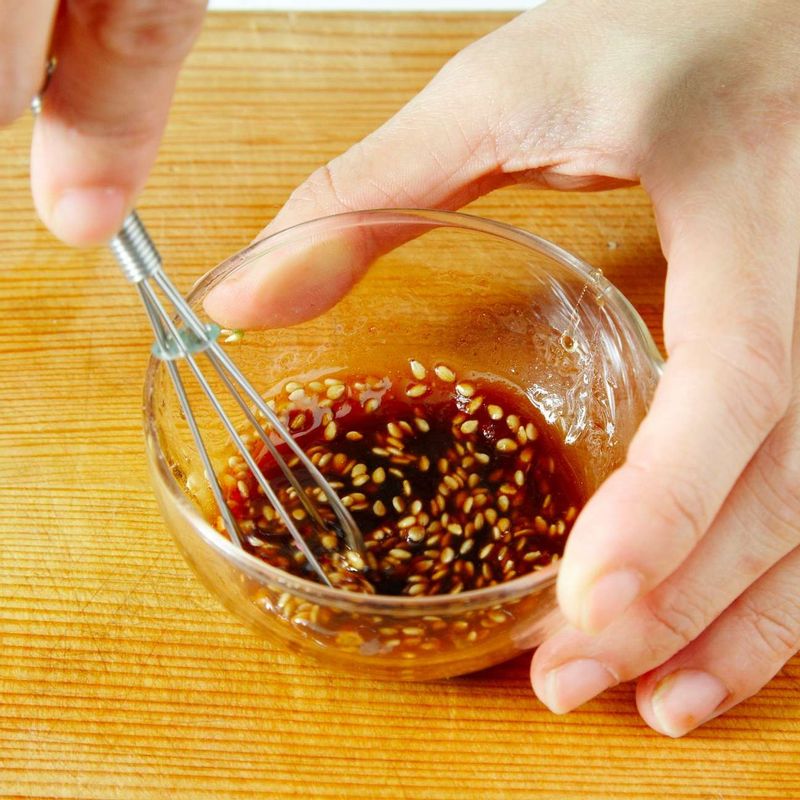 간장 드레싱 재료를 모두 섞어서 준비해주세요.