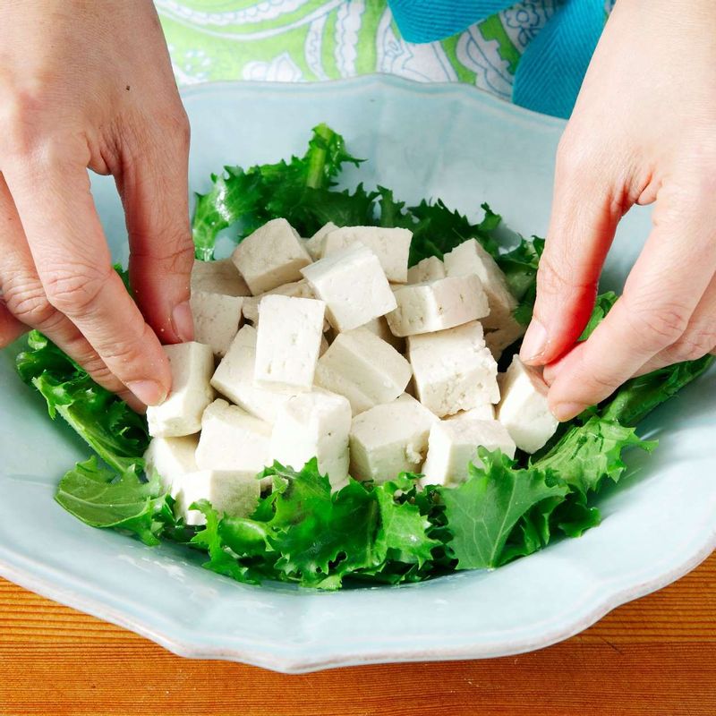 그릇에 치커리와 두부를 담고, 간장 드레싱을 가볍게 섞어주세요.