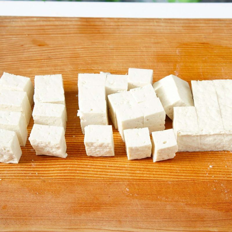 두부는 사방 1cm 크기로 썰고, 끓는 물에 살짝 데쳐주세요.