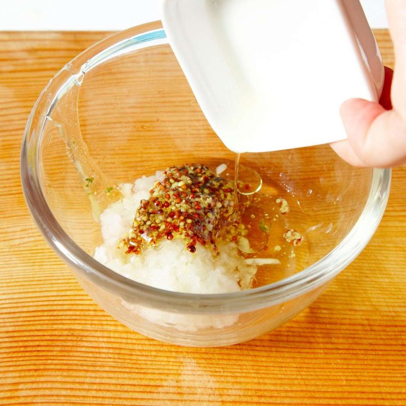 드레싱 재료를 볼에 담아 골고루 섞어주세요.