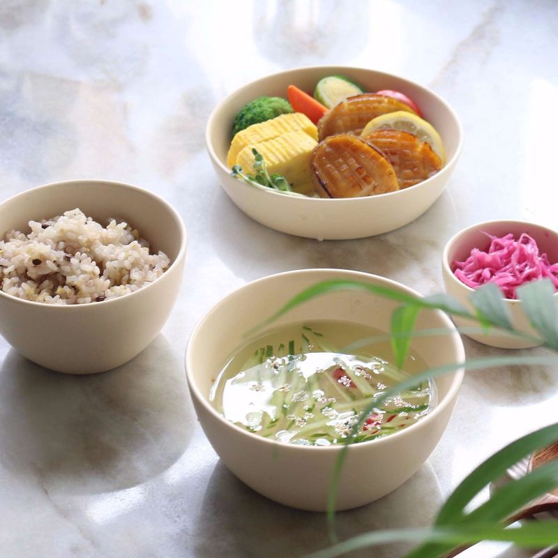 그릇에 전복버터구이를 담고 레몬을 곁들여주세요.
(도시락으로 만드실 경우 삶은 야채와 달걀말이를 곁들여주셔도 좋아요.)