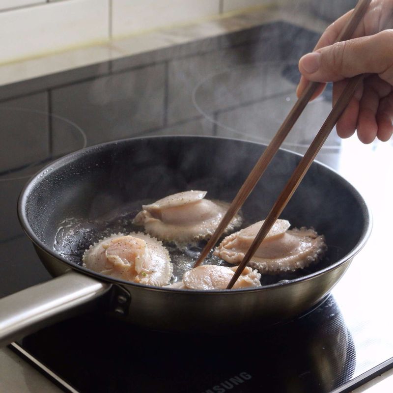 달군 팬에 버터를 넣어 녹이고 전복을 넣은 후 약간의 소금과 후춧가루를 뿌려 1분 정도 중약불에서 굽다가 청주를 넣고 2분 정도 더 익혀주세요. (칼집을 넣은 쪽이 팬에 먼저 닿게 구워
주세요.)