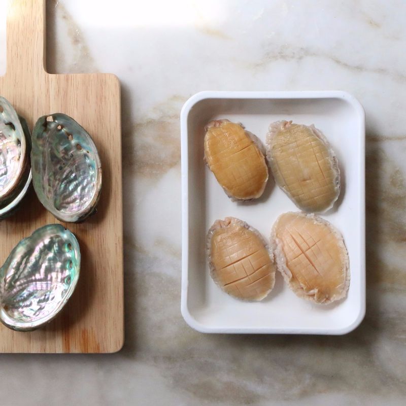 손질한 전복 살 위쪽에 격자로 칼집을 넣어주세요.