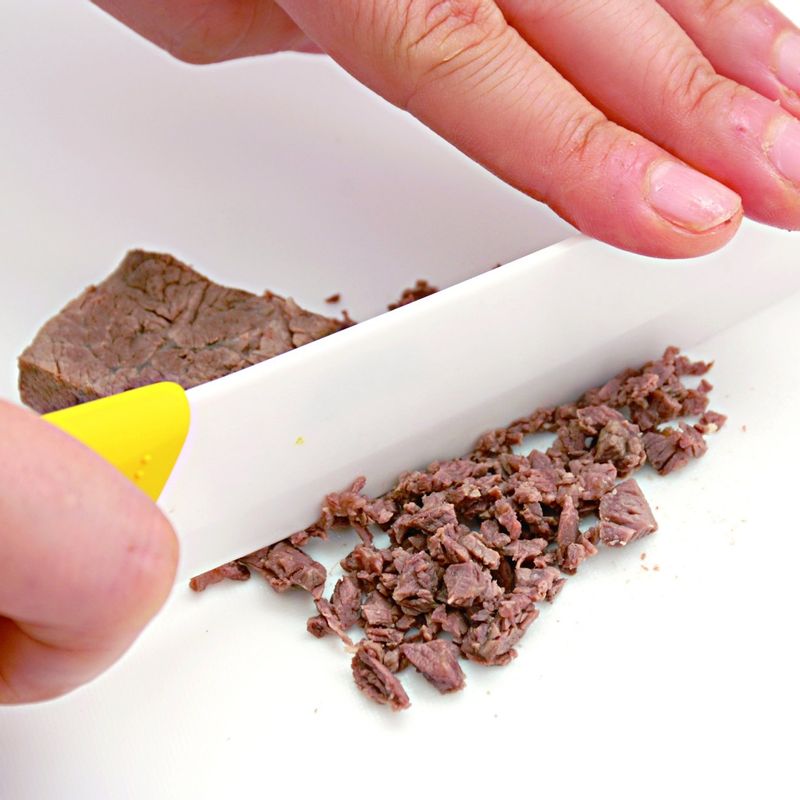 핏물을 뺀 쇠고기를 삶아서 한김 식히고 잘게 다지세요.