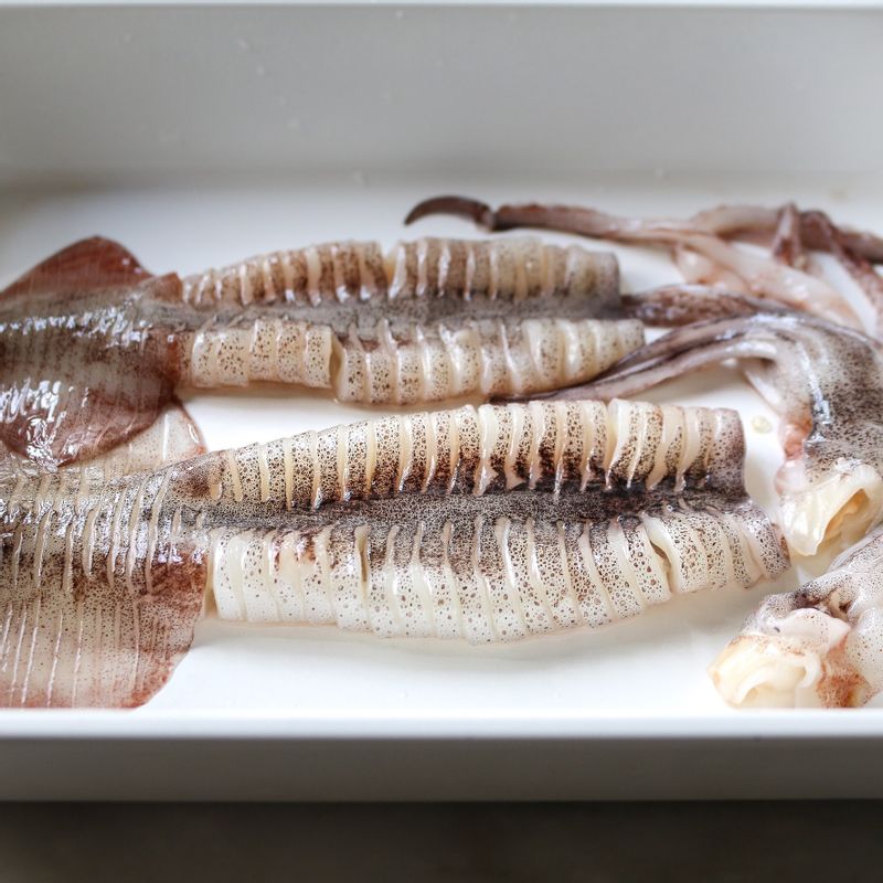 오징어는 배를 가르지 않고 통으로 내장을 제거한 후, 몸통에 칼집을 넣고 끓는 물에 약간의 소금과 맛술을 넣고 살짝 데쳐주세요.