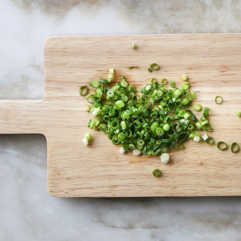 실파는 송송 썰고, 볼에 고추장양념 재료를 넣어 섞어주세요.