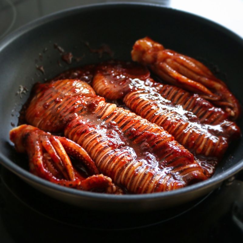 오징어에 고추장양념을 앞뒤로 바른 후 중약불에서 구워주세요.
(오징어에 양념을 덧발라 가며 구워주세요.)