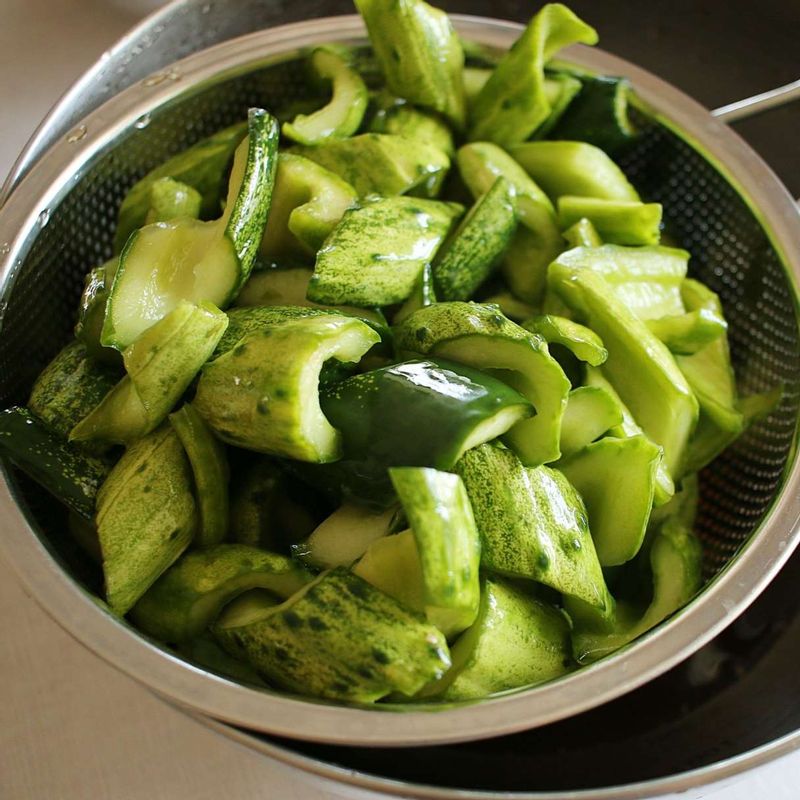 절인 오이는 체로 건져내 고추, 양파와 골고루 섞은 후 보관 용기에 담아주세요. 오이 절인물에 장아찌 국물 재료를 섞어 냄비에 넣고 끓여주세요