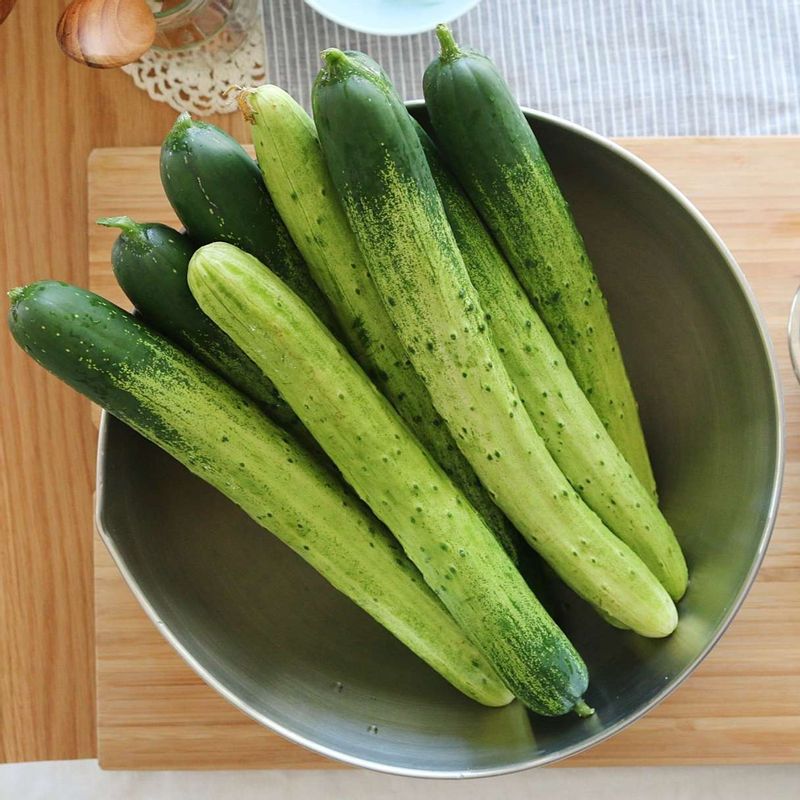 오이는 굵은 소금으로 문질러 씻어주세요.