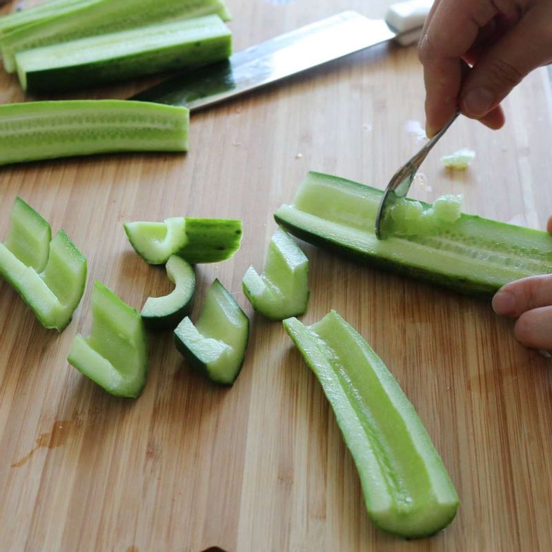 오이를 길게 반으로 가른 후 숟가락으로 씨를 파내고 어슷하게 썰어주세요.