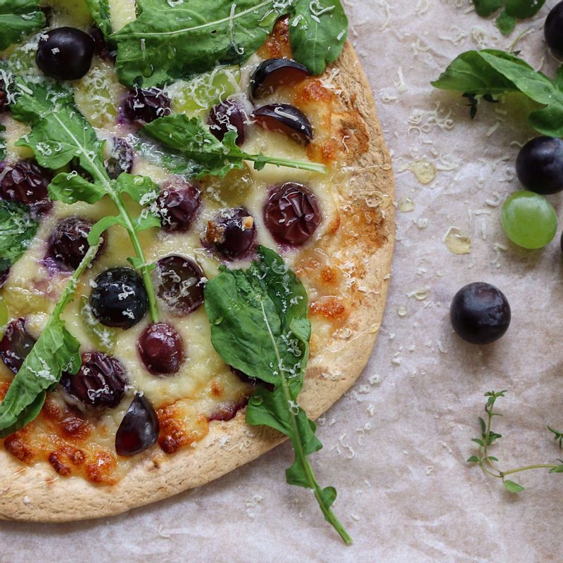 토르티야에 루꼴라를 올리고, 파마산치즈를 갈아 뿌린 후 꿀을 뿌려 완성해주세요.