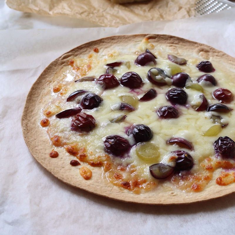 200도로 예열한 오븐에서 치즈가 녹을때까지 9~10분 정도 구워주세요.
(팬을 이용하실 때는 뚜껑을 닫고 약한 불에서 6~8분간 치즈가 녹을때까지 익혀주세요.)