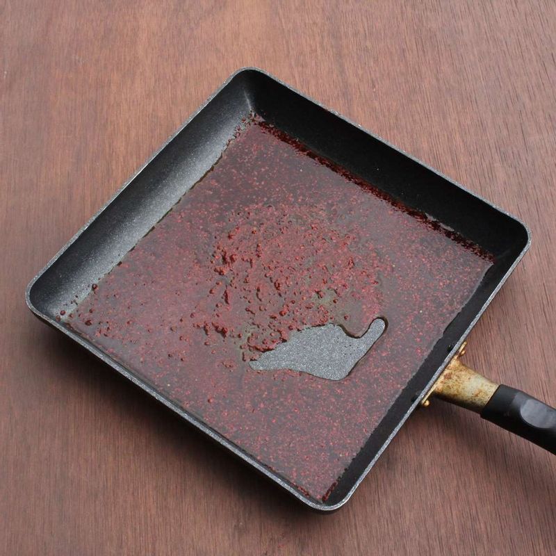 무말랭이 양념장을 후라이팬에 넣고 중불에서 1분간 볶아주세요.