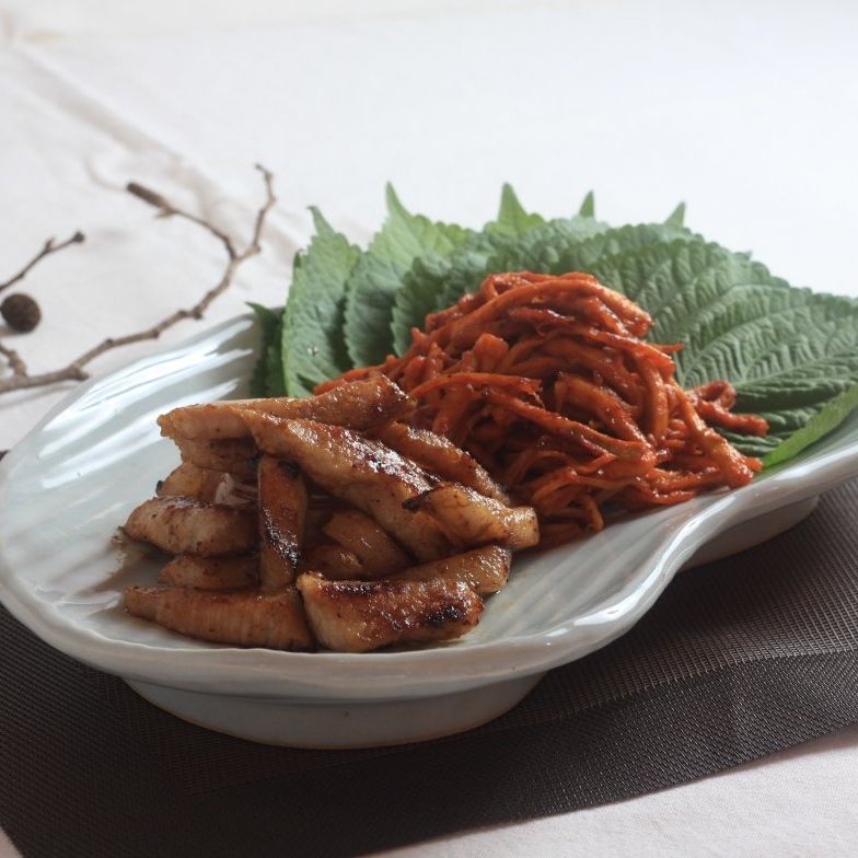 노릇하게 구운 항정살과 볶은 무말랭이를 곁들여 요리를 완성해 주세요.
(깻잎을 싸서 드시면 더욱 맛있어요.)