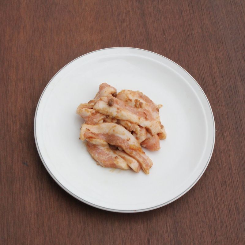 먹기 좋게 자른 항정살을 된장소스에 버무려 주세요.